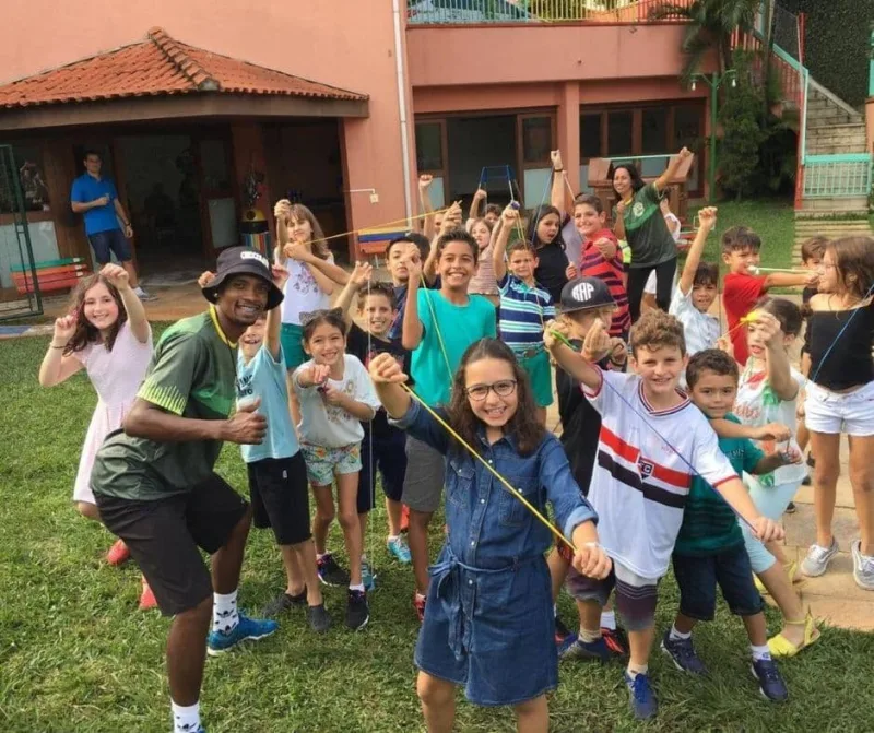 Crianças brincando com recreador no pátio do condomínio