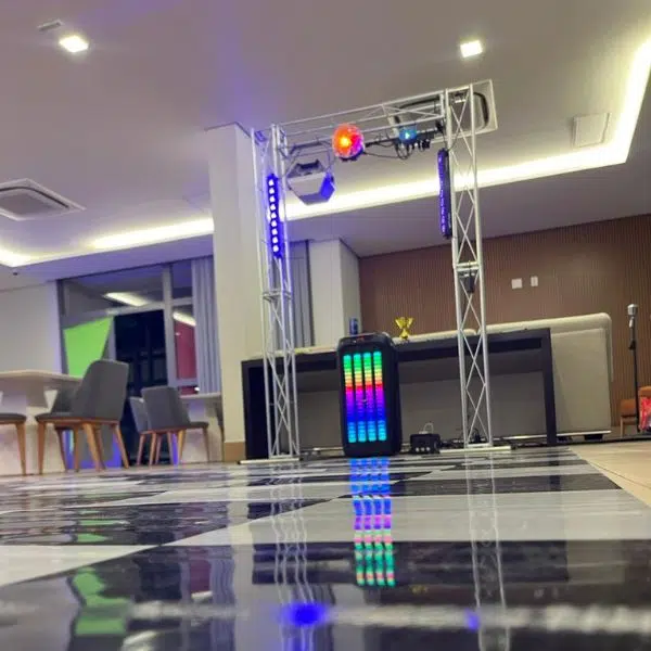 Pista de dança da Baladinha Kids com iluminação montada pela Recreação Criativa