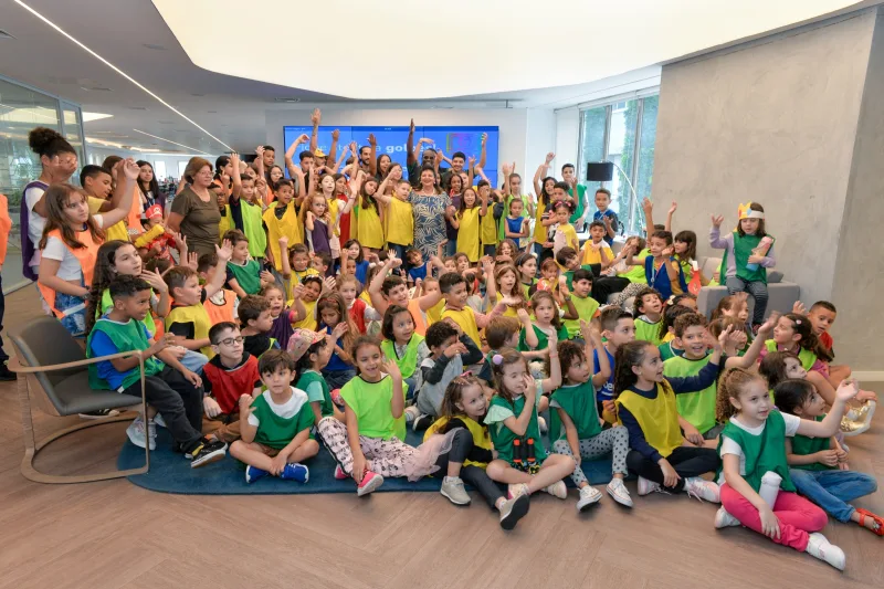 Crianças com coletes coloridos no Kids Day realizado pela Recreação Criativa dentro da empresa