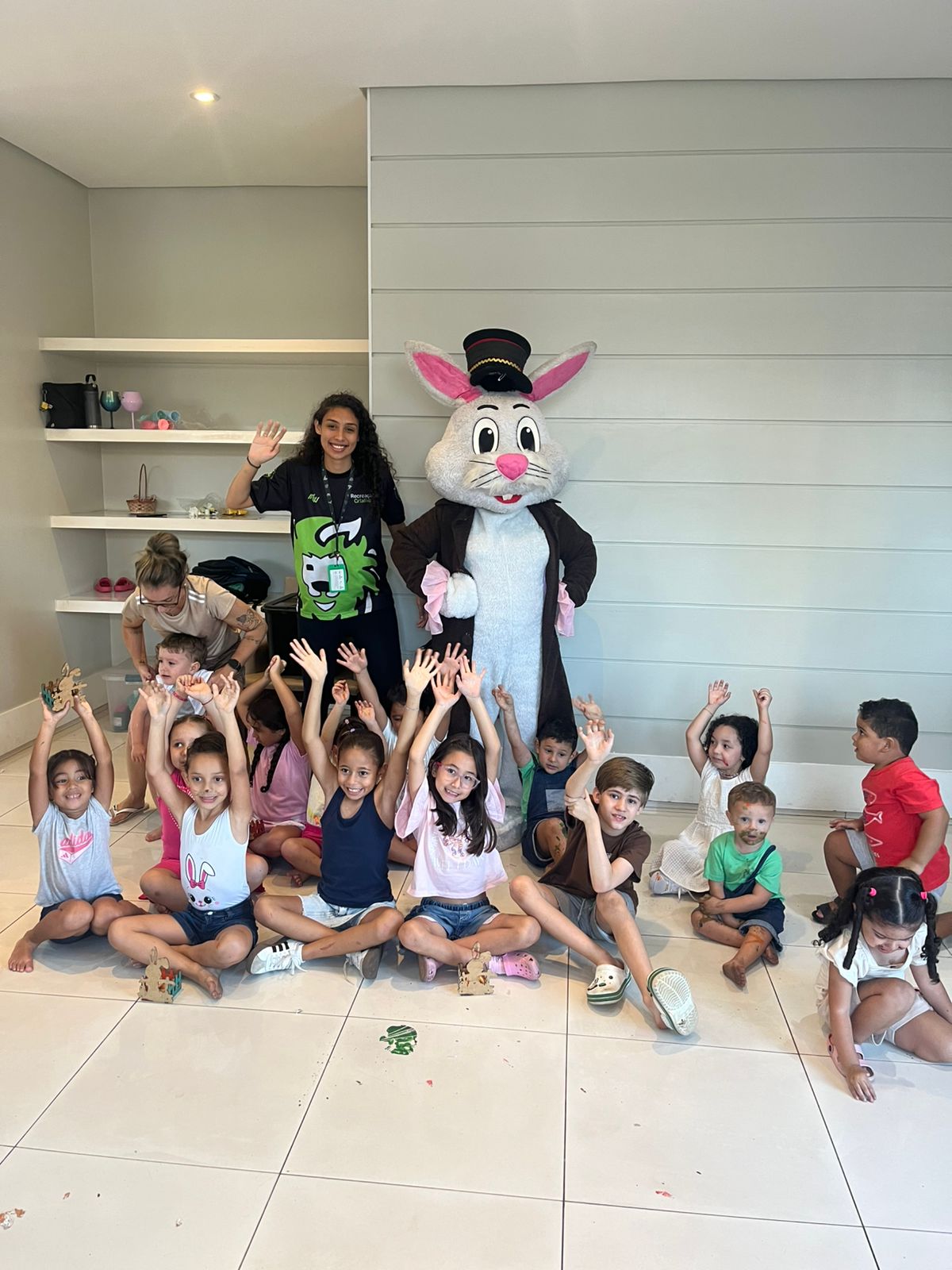 Crianças em brincadeiras de recreação com o Coelho da Páscoa